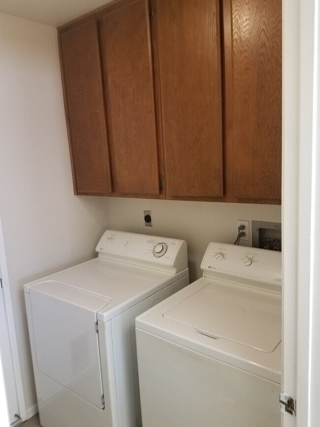 Building Photo - Charming 2 bed 2 bath in west side of Heme...