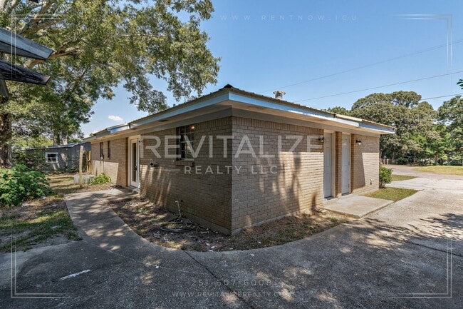Building Photo - Brick 3BD 2BA with Large Private Yard!