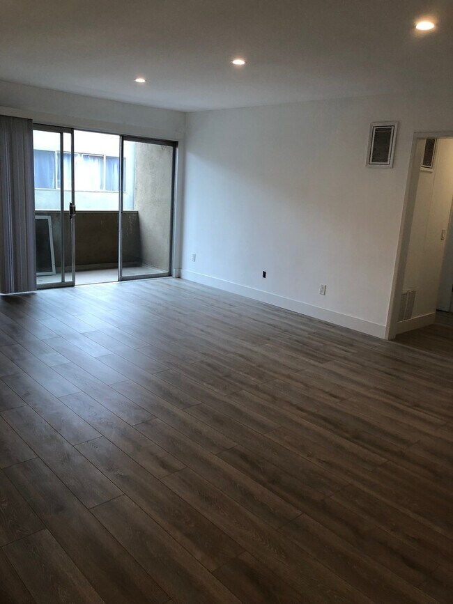 Building Photo - RENOVATED 1 BDRM-HARDWOOD FL,STAINLESS STE...