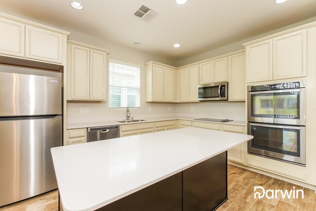 Building Photo - 2430 Sanderling St