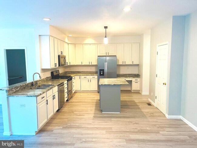 Building Photo - 9 Scarlet Oak Cir
