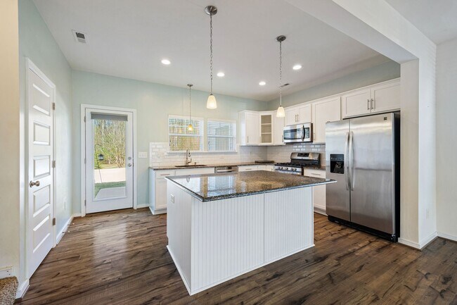 Building Photo - 3 Bedroom Corner Townhome!!! Available Early-Mid April****