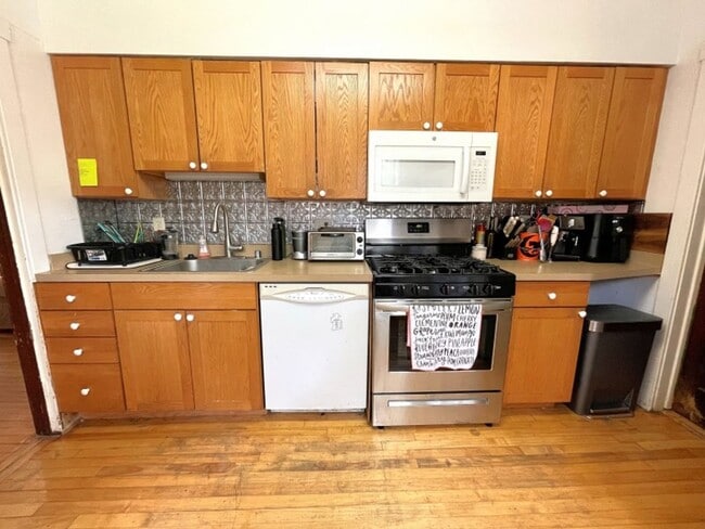 Building Photo - 1323 St James Ct