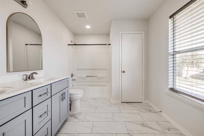 Building Photo - 5750 Roehampton Ct