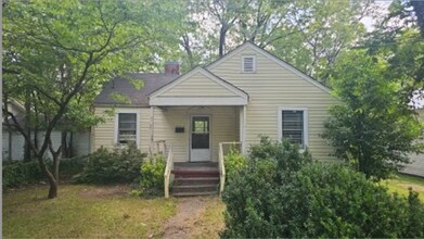 Building Photo - NOW AVAILABLE!! COME SEE ME!