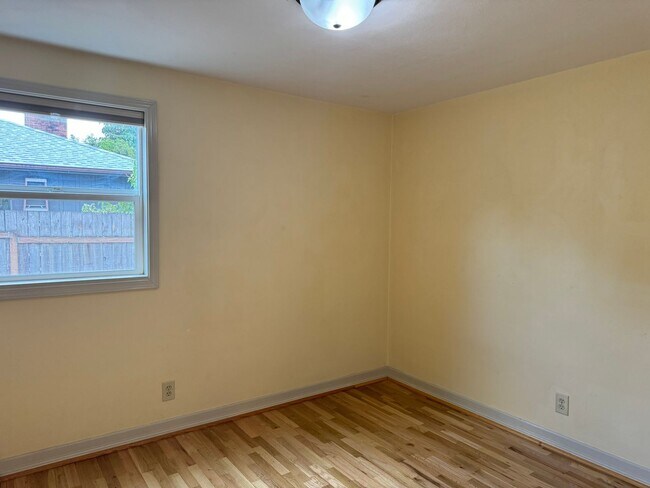 Building Photo - 4 bedroom 2 bathroom home in a great neighborhood!