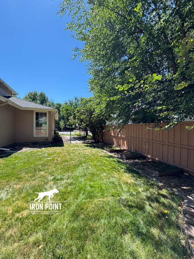 Building Photo - 4 bedroom home in East Boise, close to Bar...