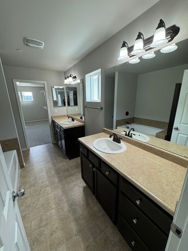 Building Photo - 1163 Swan Loop