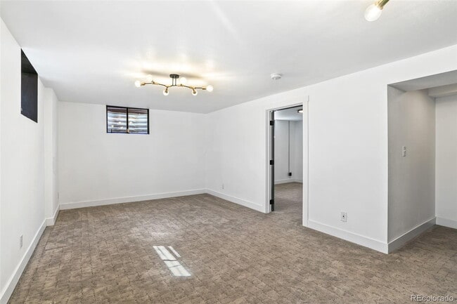Building Photo - "Spacious 5-Bedroom Gem with 3 Full Baths in Arvada"
