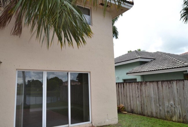 Building Photo - 16201 SW 141st Ave