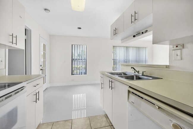 Building Photo - Cozy 2/1 Home in Sunrise!