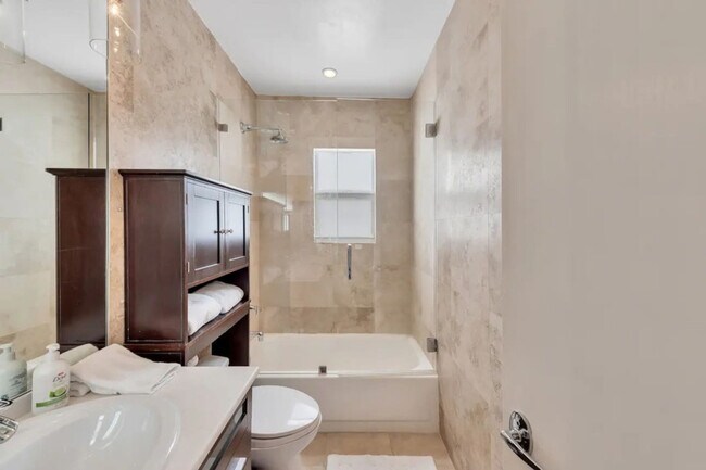 Building Photo - 200 NE 16th Ave