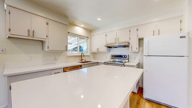 Building Photo - 1925 Leafgreen Dr