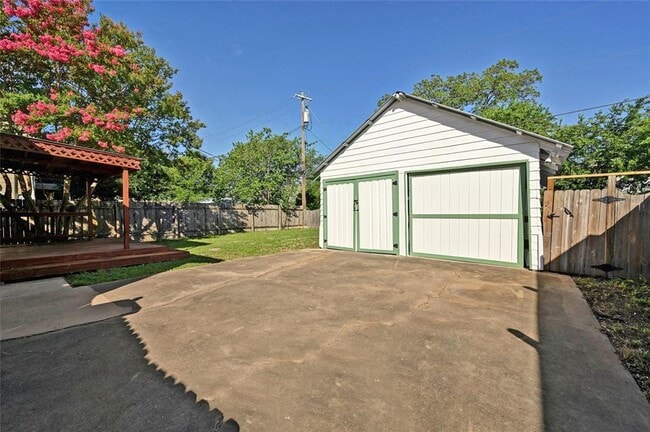 Building Photo - 5112 Caswell Ave