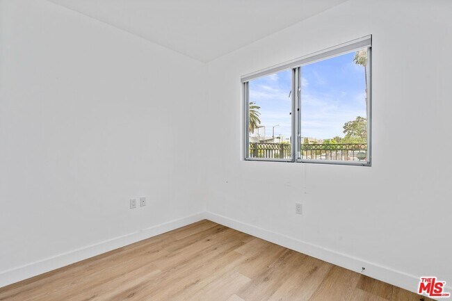 Building Photo - 1060 S Bronson Ave