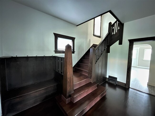 Building Photo - 4 Bedroom Home