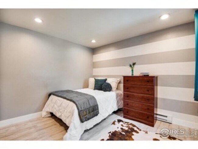 Building Photo - Recently Renovated and Updated 5 BR Townho...