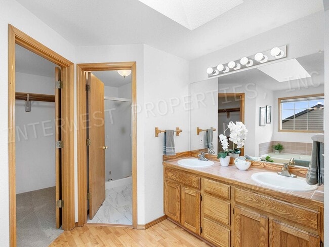 Building Photo - 4+ Bedroom Tigard Home With a Beautiful Vi...