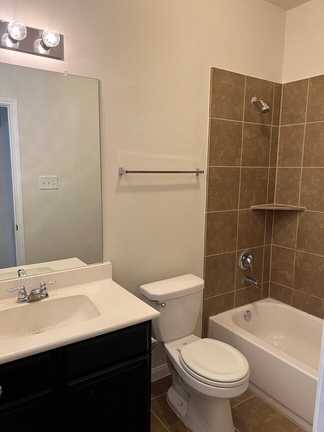 Building Photo - 1238 S Maple Dr