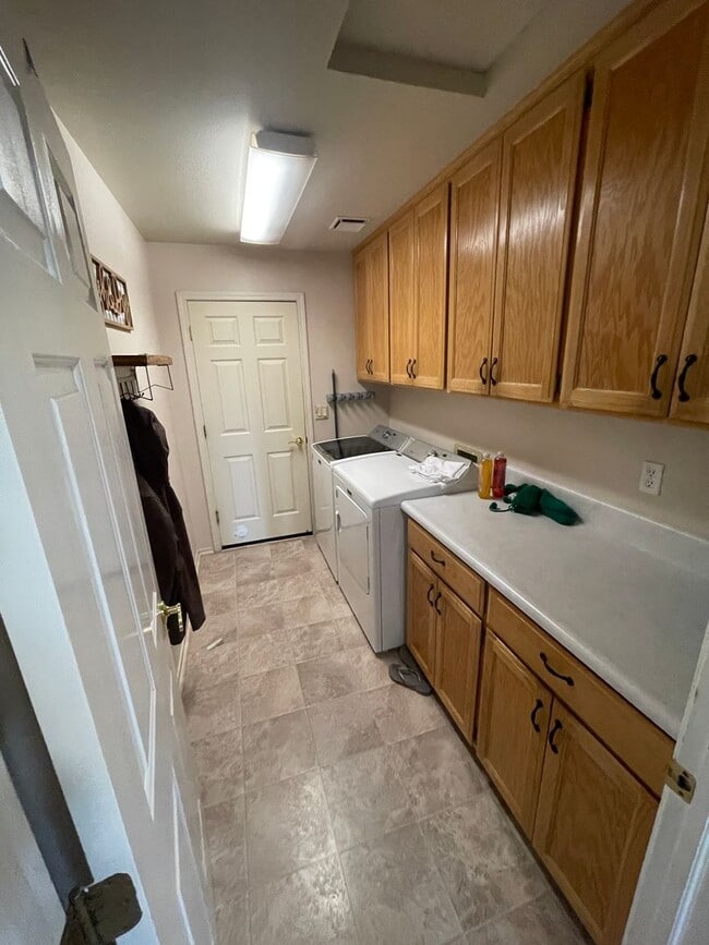 Building Photo - Oroville-Furnished-Turnkey-3 bedroom 2 bath home, hot tub, gazebo, landscaped yard, solar