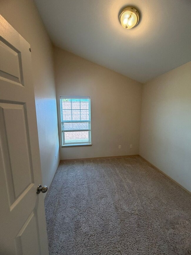 Building Photo - Charming 2-Story Townhome with Vaulted Ceilings
