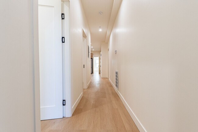Building Photo - Modern 3-Bedroom in Prime Location | One M...