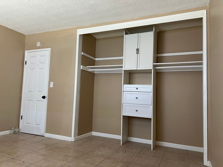 Building Photo - 576 N Wilson Ave