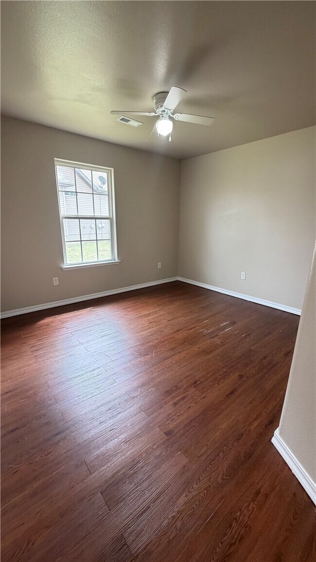 Building Photo - 77 Ingleborough Dr