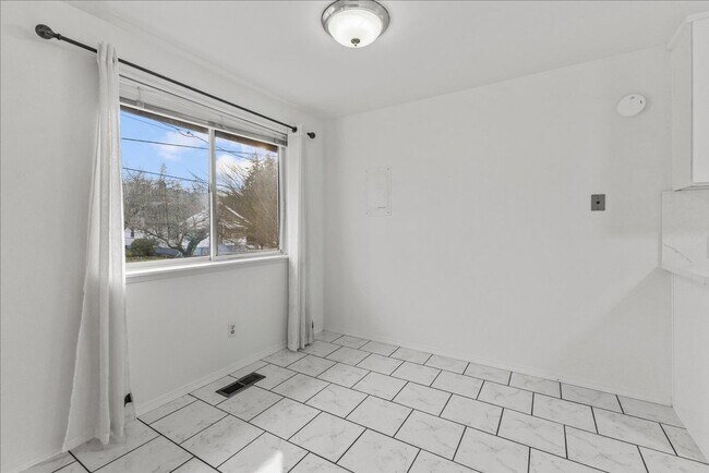 Building Photo - Bright and Updated Beacon Hill Rambler