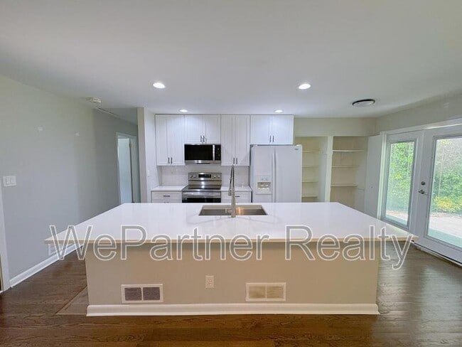 Building Photo - 3469 Navaho Trail SE