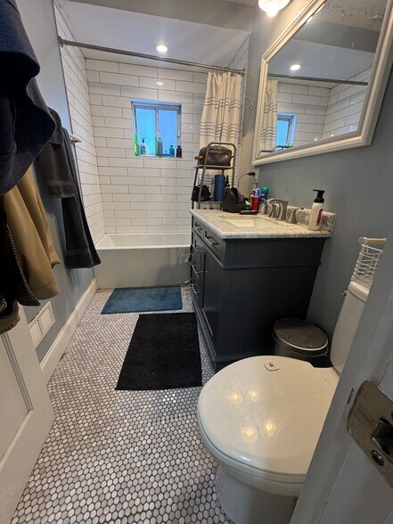 Building Photo - 26 Roseclair St