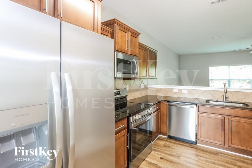 Building Photo - 303 Landis Oak Way