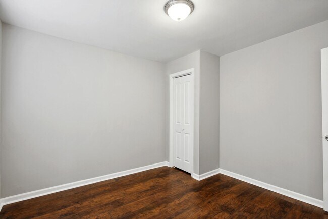 Building Photo - 1211