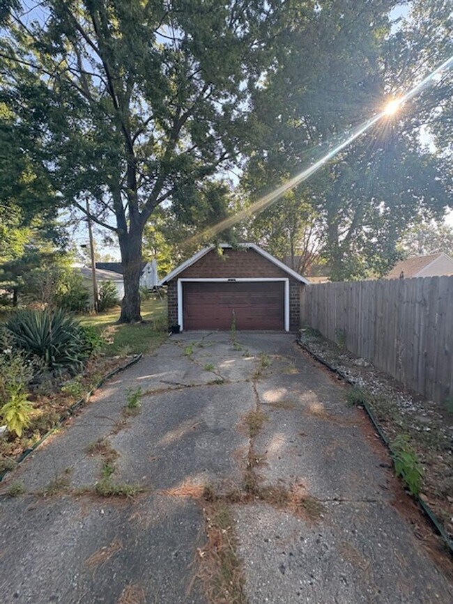 Building Photo - 3110 N Sherwood Ave