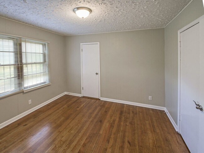 Building Photo - NEWLY UPDATED 3 bed, 1.5 bath home.