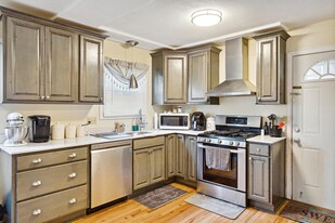 Building Photo - 608 Manistique Ave