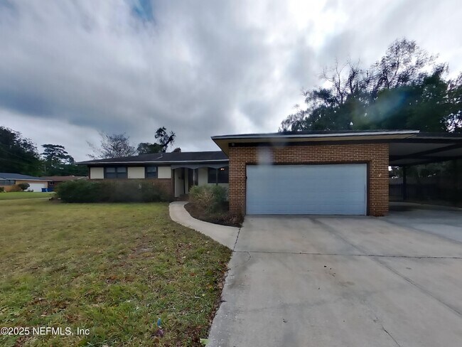 Primary Photo - 8588 Lamanto Ave N