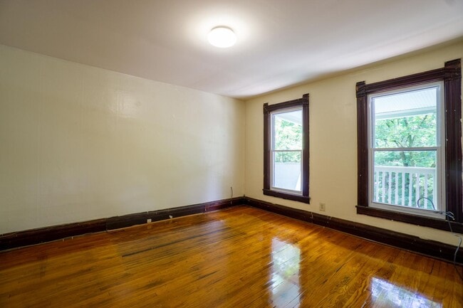 Building Photo - AVAILABLE 8/1/26 - Bright, Beautiful Flat ...
