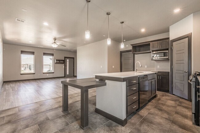 Building Photo - A Very Beautiful and Spacious 3 Bedroom 2 Bath in Yukon