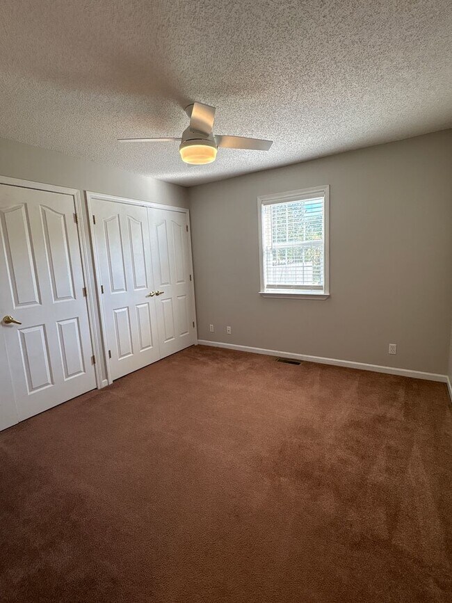 Building Photo - SPACIOUS & Beautiful Home Just Outside She...