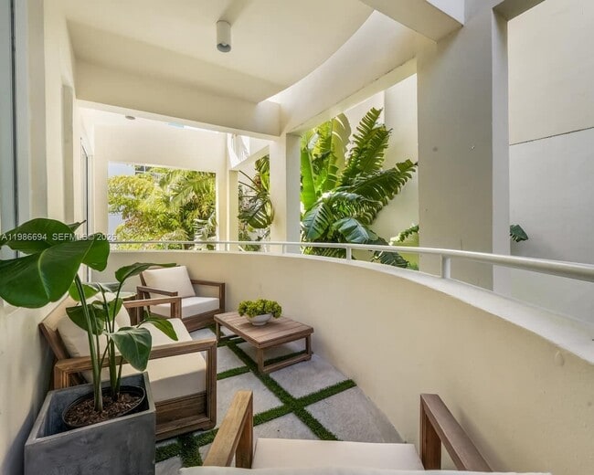 Building Photo - 100 Collins Ave