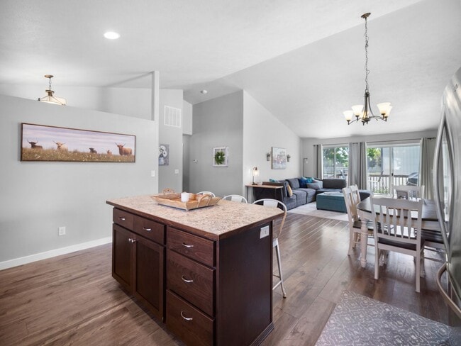 Building Photo - Beautiful home 5MILE/Big Yard & Garage (Furnished)