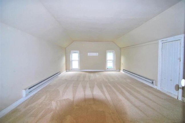 spacious third floor loft - 322 N 7th St