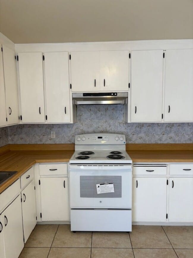 Building Photo - Single story, 3 bed 1.5 bath home.