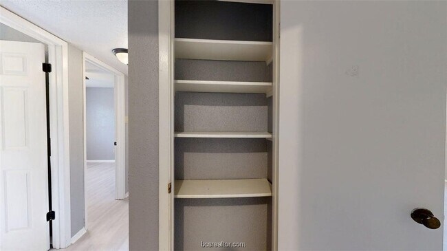 Building Photo - 1524 Pine Ridge Dr