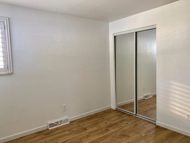 Building Photo - Spacious Tri-Level Home Featuring 4BD/2.5B...