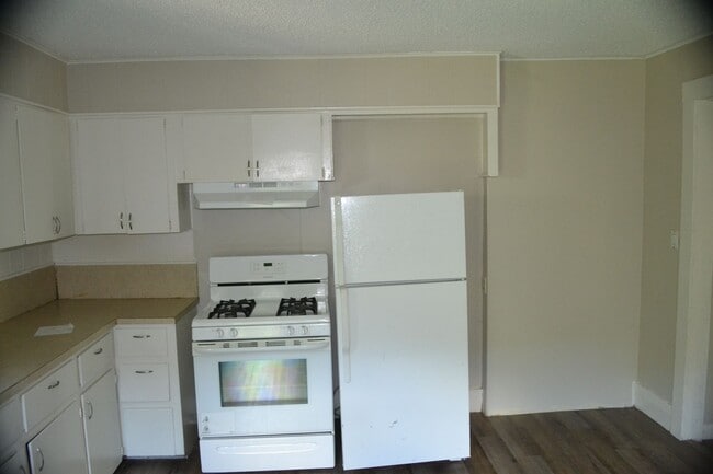 Building Photo - Charming 2 Bed/ 1 Bath Coming Soon!!!