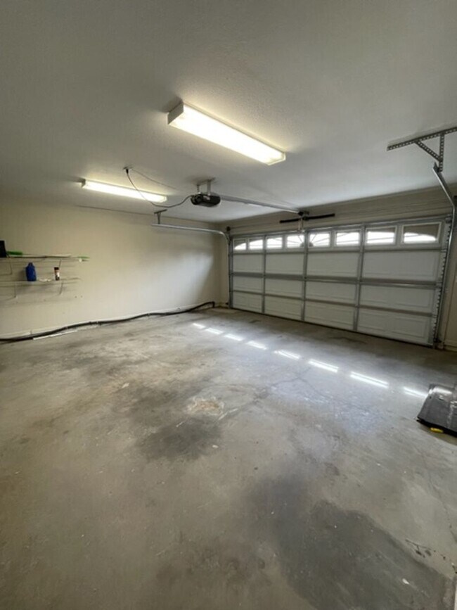 Building Photo - South Knoxville, 2 bedroom condo, 2 car garage Text or Call Debra Johnson 865-591-8281