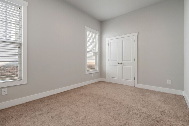 Building Photo - 500 Kings Lake Wy
