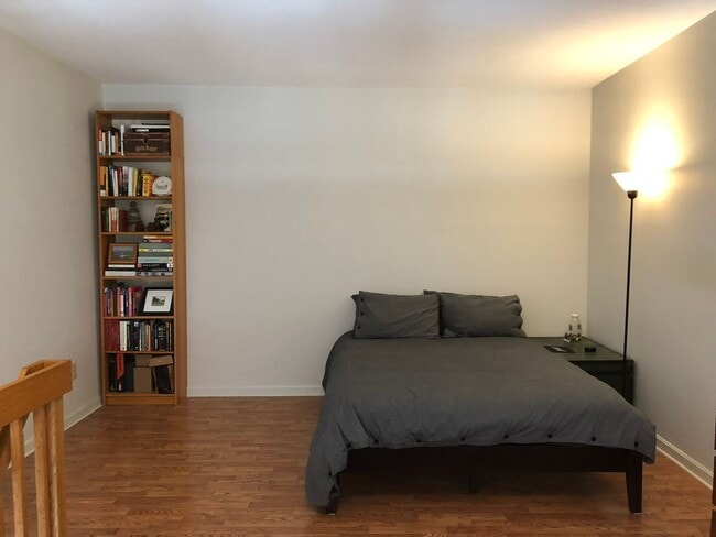 Building Photo - 1 bedroom with office just minutes to Dart...